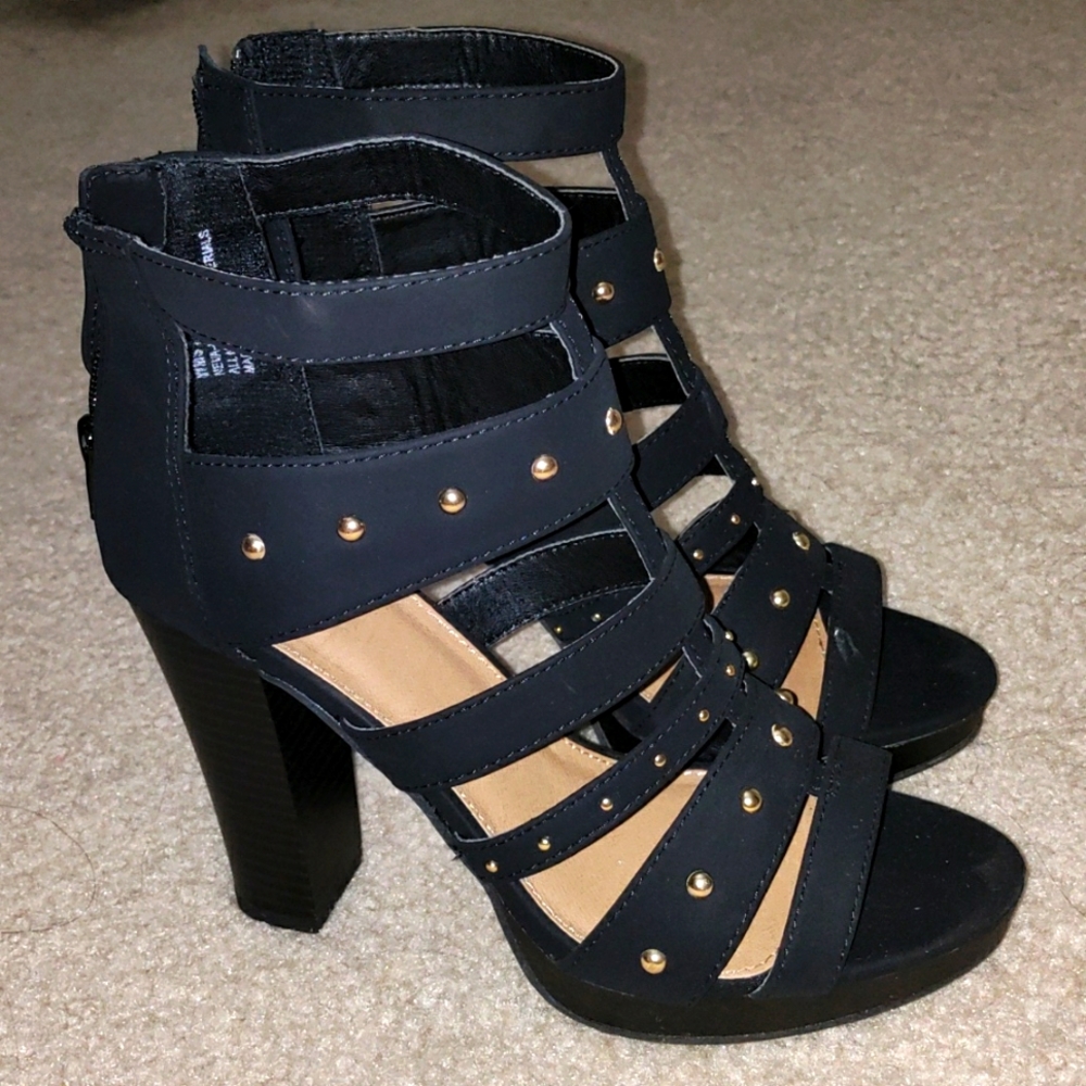 Black Pumps